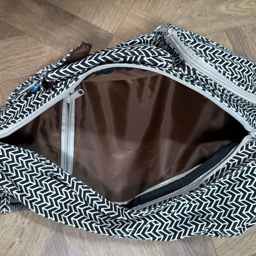 KAVU Rope Bag Black White Chevron Geometric Sling Backpack Canvas Crossbody - Picture 7 of 7